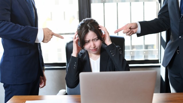 上司や顧客に叱責されるサラリーマンの画像です。責められている人は「人生終わった」と思っています。